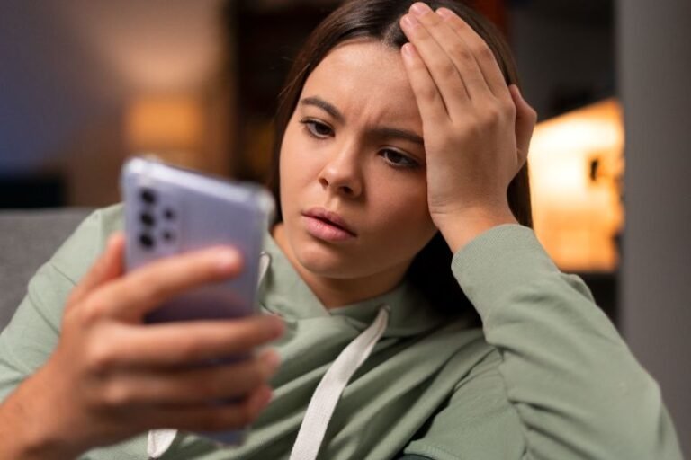 Mão segurando um imã atraindo figuras de seguidores de mídia social ao lado de um ícone de seguidores com sinal de menos.