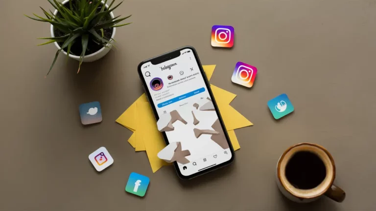 Smartphone com aplicativo do Instagram aberto mostrando página de perfil com seguidores diminuindo, cercado por ícones de mídias sociais.