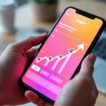 Pessoa segurando um celular mostrando gráfico de crescimento com muitos seguidores e curtidas no Instagram